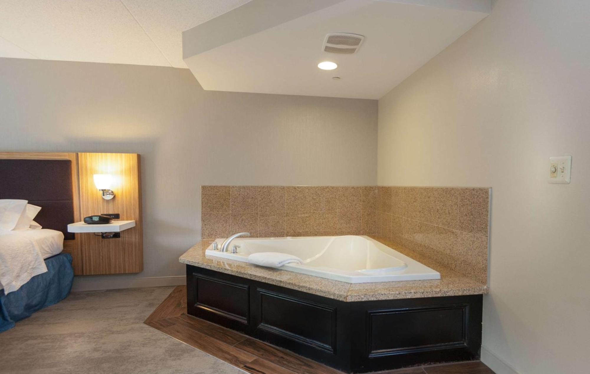 Hampton Inn Doylestown Warrington Экстерьер фото